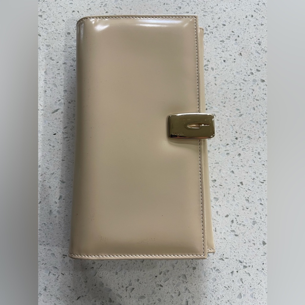 Gucci Wallet Like New (EUC)